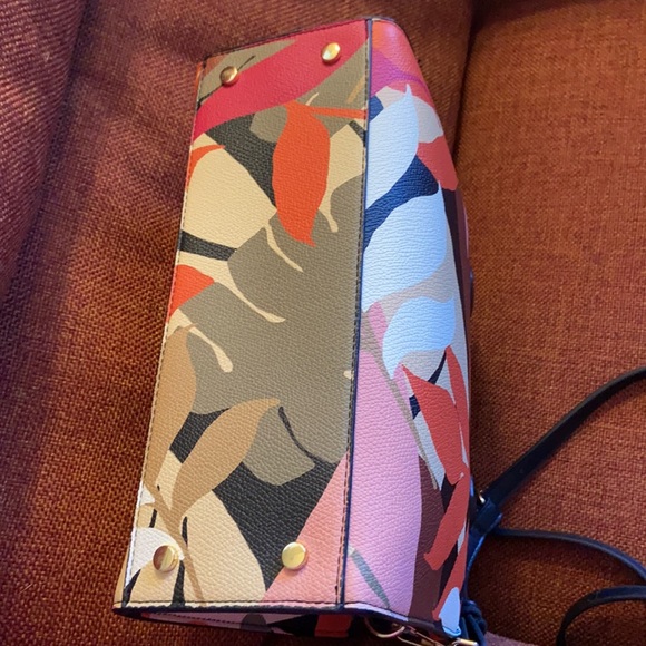 Floral “Dr.’s Bag” with black handles, long adjustable strap w/pockets in & out! - Picture 6 of 11